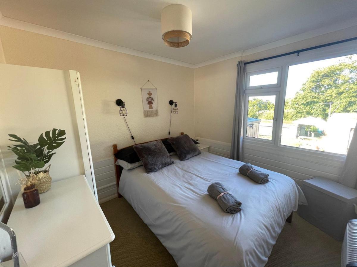 2 Bedroom Holiday Chalet Near Bude Kilkhampton Exterior photo